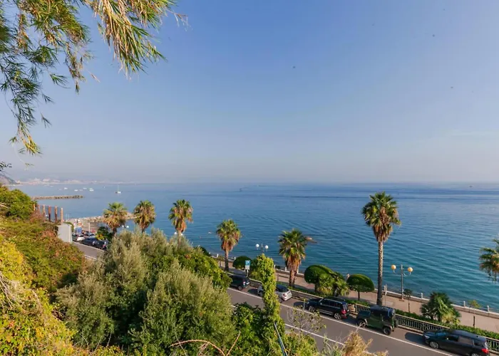 Al Grande Pino - A Picco Sul Mare