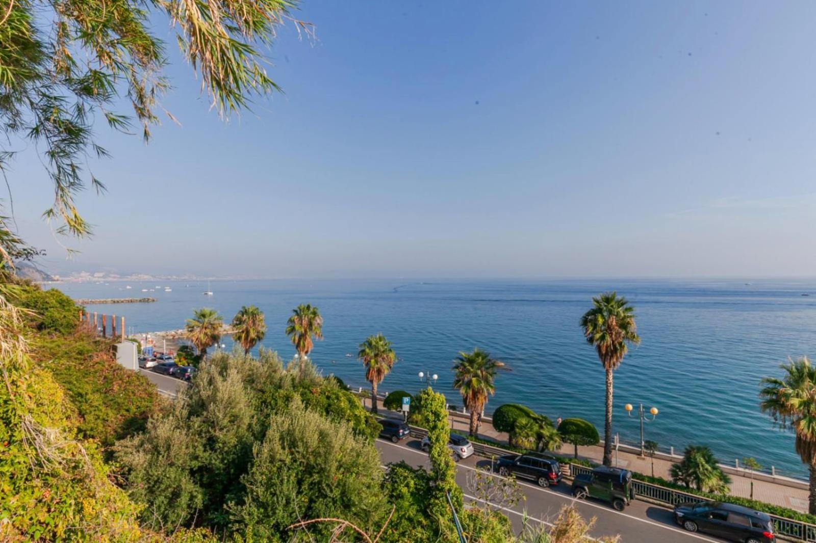 Al Grande Pino - A Picco Sul Mare Arenzano